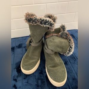 TOMS fuzzy boots - size 7